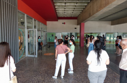 Aspirantes esperando a la entrada del examen