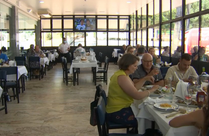 Interior del restaurante 'El Cristo', uno de los más populares en la vecina Elvas.