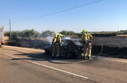 Coche ardiendo cerca de Zorita
