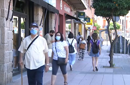 Gente paseando por Plasencia.