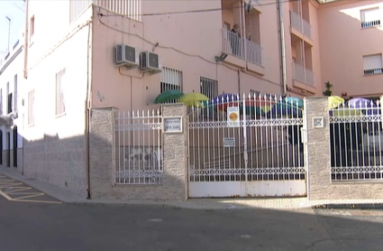 Puerta principal de la residencia de mayores 'Santa Isabel'