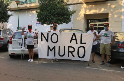 Miembros de la plataforma 'No al muro' protestando en Navalmoral de la Mata