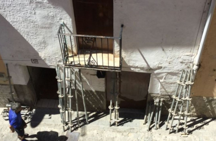 Operarios retiran los puntales que aseguraban la estabilidad del edificio de la calle El Salvador 17
