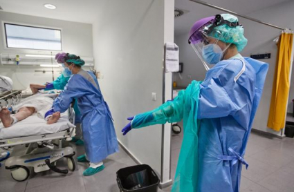 Sanitarios atendiendo a un paciente en la UCI