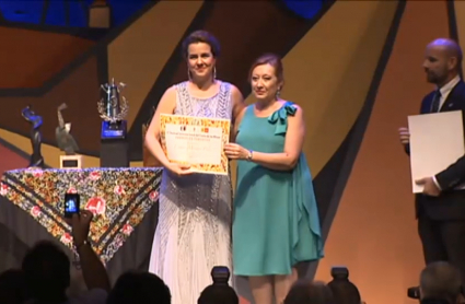 Esther Merino recibe premio en el festival de las minas de La Unión