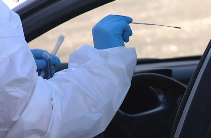 Realización de PCR en un 'autocovid'.