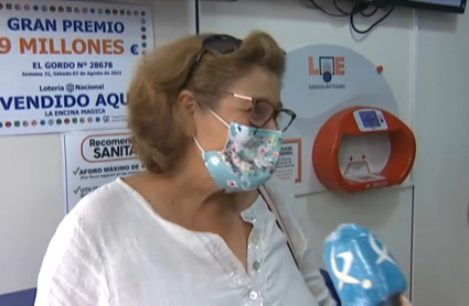 Agraciada por un boleto de Lotería Nacional