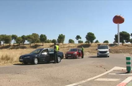 Acceso a Miajadas controlado por la Guardia Civil. 