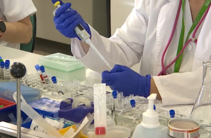 El SES cree que la variante colombiana entró en Extremadura a finales de junio. Una técnico analiza muestras de coronavirus en un laboratorio para establecer su secuenciación genética.