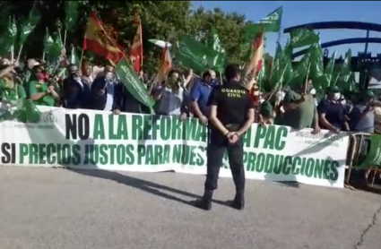 Concentración de APAG-Extremadura-ASAJA contra el ministro de Agricultura