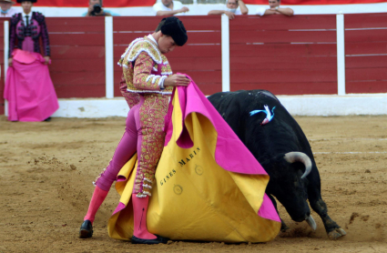 El diestro Ginés Marín, durante su faena hoy sábado en el coso de Fregenal de la Sierra, enclavado en el patio de armas del castillo templario de la localidad extremeña.