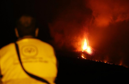 Un hombre observa la actividad del volcán de La Palma