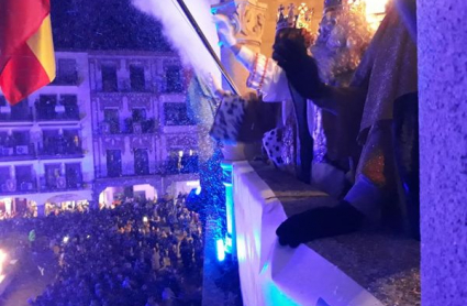 Sus Majestades, los Reyes Magos, saludan desde el balcón del consistorio placentino.