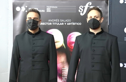 Dos músicos de la OEX posan con el nuevo uniforme 