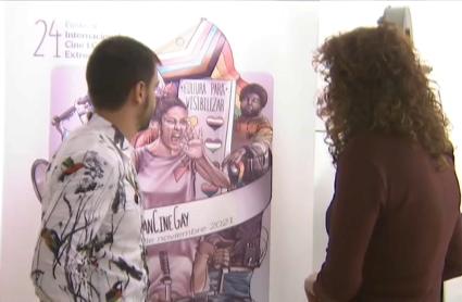 El director de 'Sedimentos', Adrián Silvestre, y la actriz cacereña, Saya Solanas, frente al cartel de FanCineGay