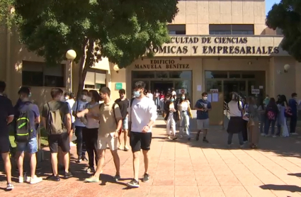 Estudiantes en la Facultad de Ciencias Económicas y Empresariales de Badajoz