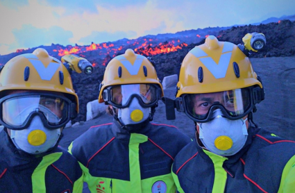 Tres de los cuatros bomberos extremeños desplazados a La Palma