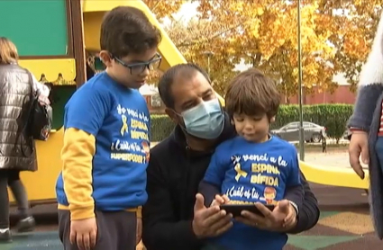 Pablo y Lucas, dos niños extremeños con espina bífida, jugando en el parque