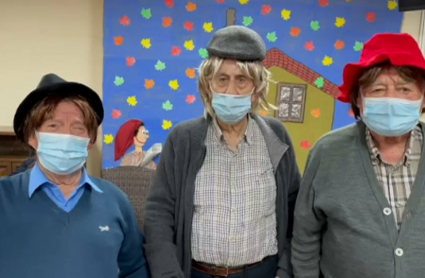 Abuelos disfrazados de payasos en la residencia Real de Navalmoral