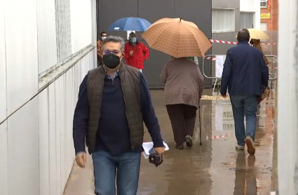 Personas saliendo del centro de salud de Suerte Saavedra tras vacunarse contra la COVID-19.