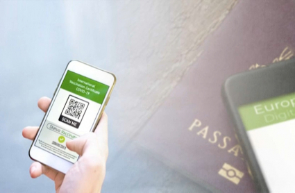 Un usuario accede a su pasaporte covid en el móvil