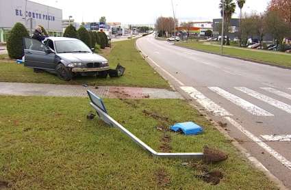 Coche accidentado en una rotonda de Mérida