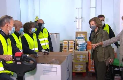 La reina Sofía durante su visita al Banco de Alimentos de Badajoz 