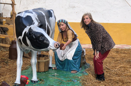 Virginia Amor posa junto a su figura de la lechera del belén