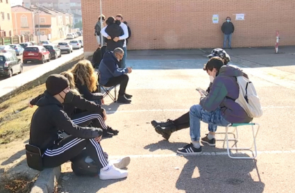Gente esperando la apertura del cribado en Badajoz