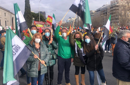 Extremeños manifestándose en favor del mundo rural