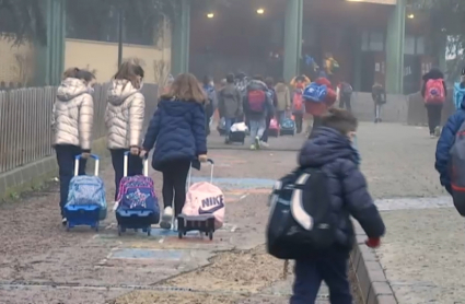 Alumnos entrando en un colegio tras las navidades