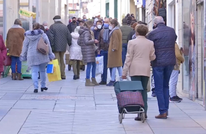 Ciudadanos paseando por la calle