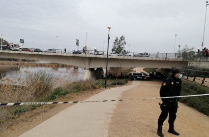 Agente de Policía Nacional durante la inspección del río