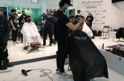 Corte de pelo en la Feria de la Belleza de Badajoz