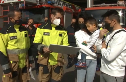 Bomberos de Cáceres entregan cheque a niño con enfermedad rara