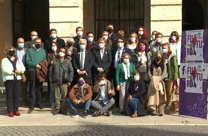 Foto de familia de FEDER con el consejero de sanidad esta mañana 