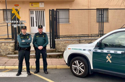 Agentes de Guardia Civil de Hervás que salvan la vida de un menor de 21 meses