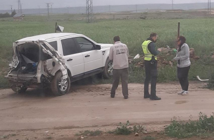 Vehículo accidentado en un paso a nivel en Castuera