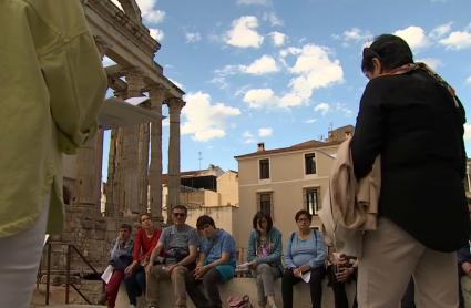 Momento del 'Paseo Literario' a los pies del Templo de Diana