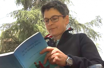 Cristina Sanz, leyendo su libro 'No me llames loco, no te llamaré idiota'