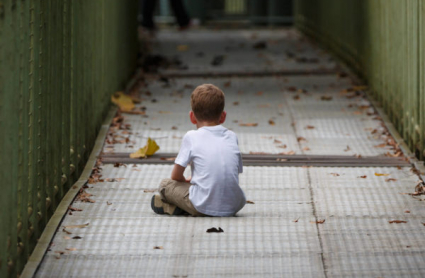 Niño solo en un pasillo