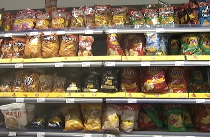 Bolsas de patatas en una estantería de supermercado