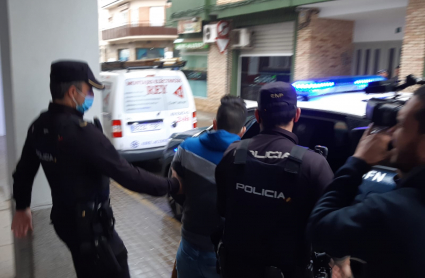 El detenido, saliendo esposado de los juzgados