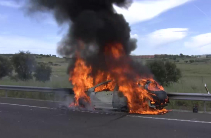 Coche calcinado en la A66