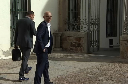 Los promotores de la mina de litio a su llegada al Ayuntamiento de Cáceres