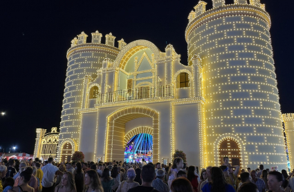 Encendido de la portada del Ferial, en Puerta Palma