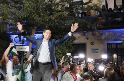 El candidato del PP a la reelección de la Junta de Andalucía, Juanma Moreno, a las puertas de la sede del partido en Sevilla agradece a toda la gente que le espera tras lograr el mejor resultado de la historia del PP en Andalucía en votos y escaños, hoy domingo 19 de junio.