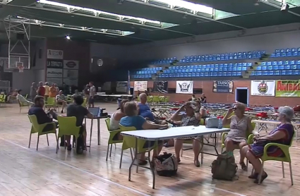 Vecinos de Higuera de Albalat y Romangordo realojados en el polideportivo de Navalmoral de la Mata
