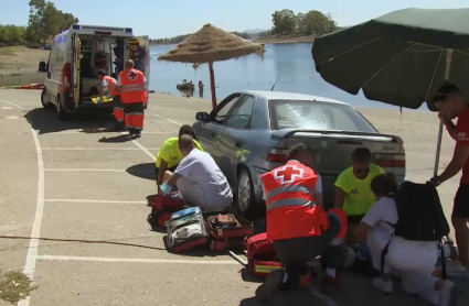 Equipos de emergencia en el simulacro de la Playa de Orellana