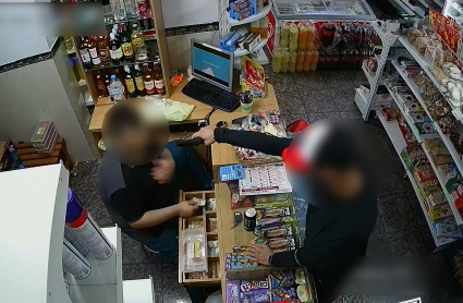 Momento del robo a punta de pistola en el establecimiento